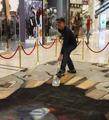 Джулиан Бийвър и неговата 3D илюзорна реалност Джулиан Бийвър в България