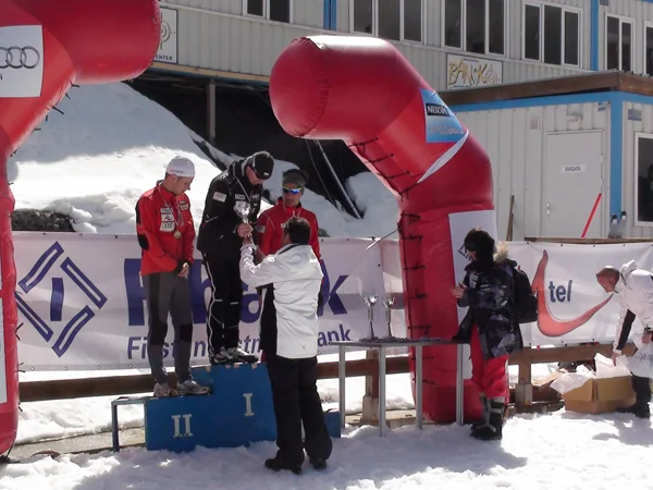 Петър Зографов награждава победителите при мъжете и жените. Петър Зографов награждава победителите при мъжете и жените.