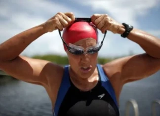 Сред акулите: с плуване от Куба до Флорида Диана Ниад