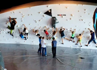 Боулдър катерене в зала за деца