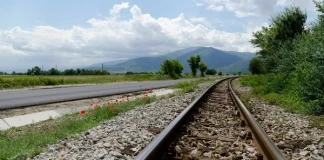 Фоторазказ „Пешеходен преход по Рид Каркария“ Теснолинейката за Велинград. На заден план - рид Каркария.