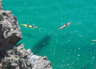 Каяк пътешествие из морските пещери и клифове на Тасос IztreshTeam