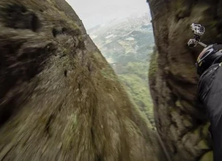 Джеб Корлис изпълни невъзможния уингсют полет Джеб Корлис