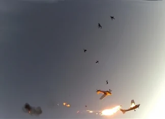 Парашутисти оцеляха по чудо след сблъсък на два самолета Парашутисти оцеляха по чудо след сблъсък на два самолета