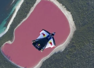 Уингсют полет над розовото езеро в Австралия