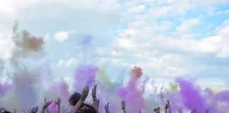 Цветна експлозия на първия Фестивал на цветовете Фестивал на цветовете