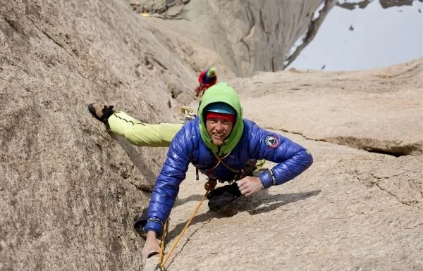 Лео Холдинг и светът отвъд познатото