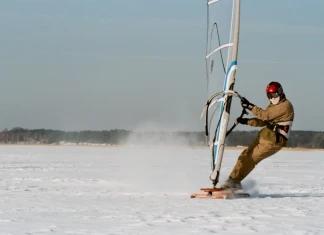 Игрите на зимата: С уиндсърф по леда С уиндсърф по леда
