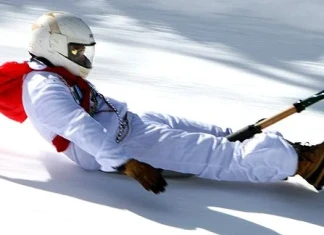 Игрите на зимата: Спускане с лопати Спускане с лопати