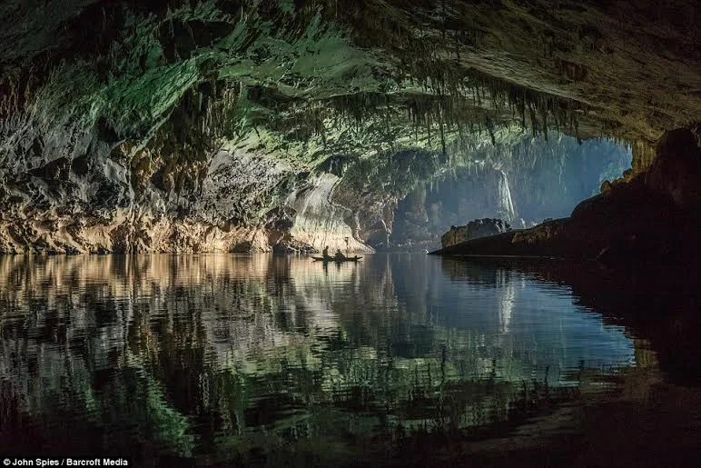 Каяк в пещерите на Лаос