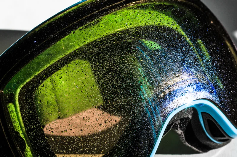 Как да предпазим зимните очила от запотяване?