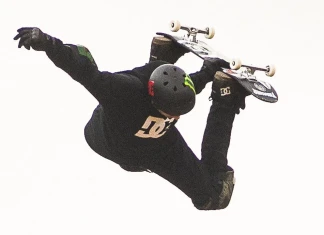 Нов рекорд за най-висок скок със скейтборд