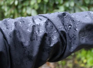 Водоустойчива ли е екипировката ви? waterproofing jacket