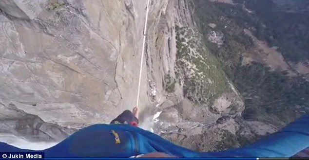 Слаклайн над водопад в парка Йосемити