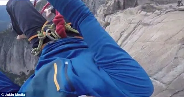 Слаклайн над водопад в парка Йосемити