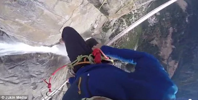 Слаклайн над водопад в парка Йосемити