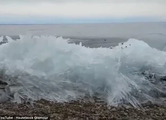 Ледени вълни в езерото Байкал Ледени вълни в езерото Байкал