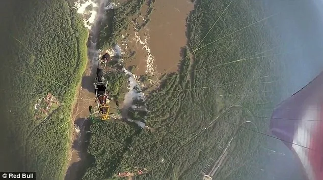 С парапланер над най-големите водопади в Бразилия