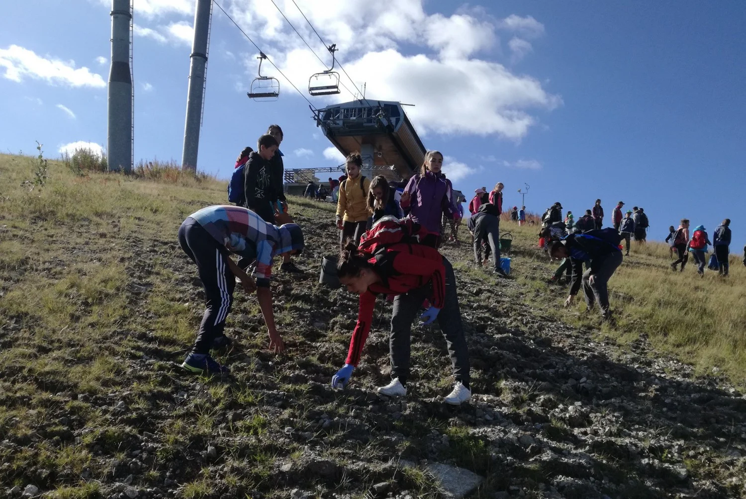Деца почистиха пистите в Боровец