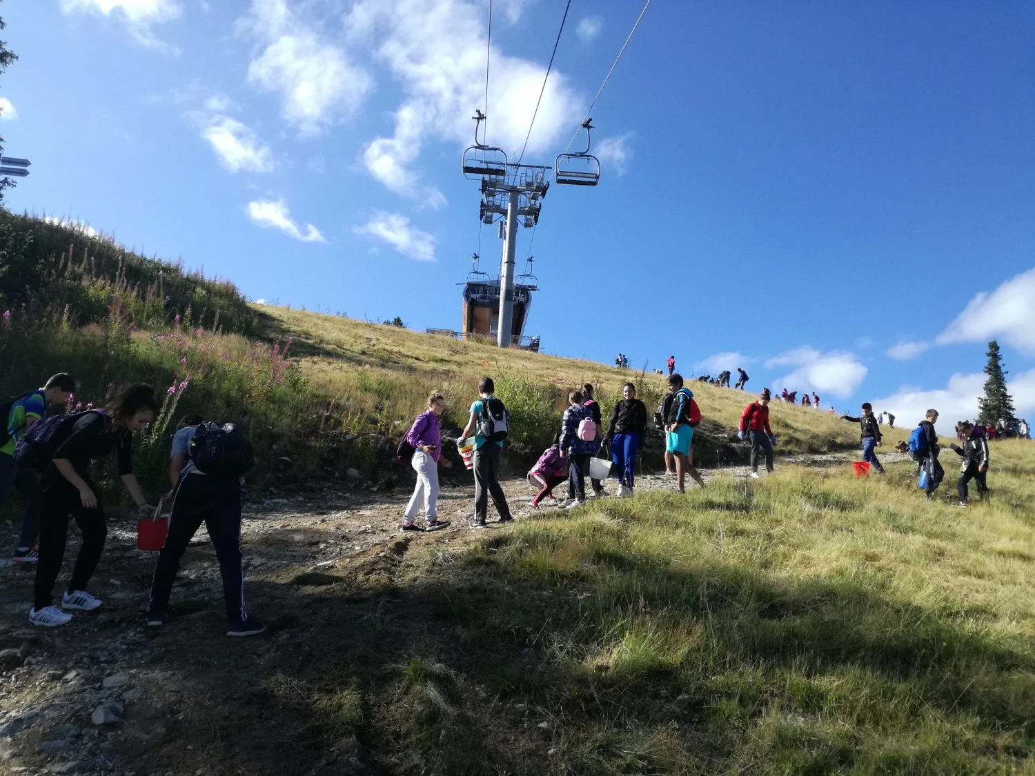 Деца почистиха пистите в Боровец