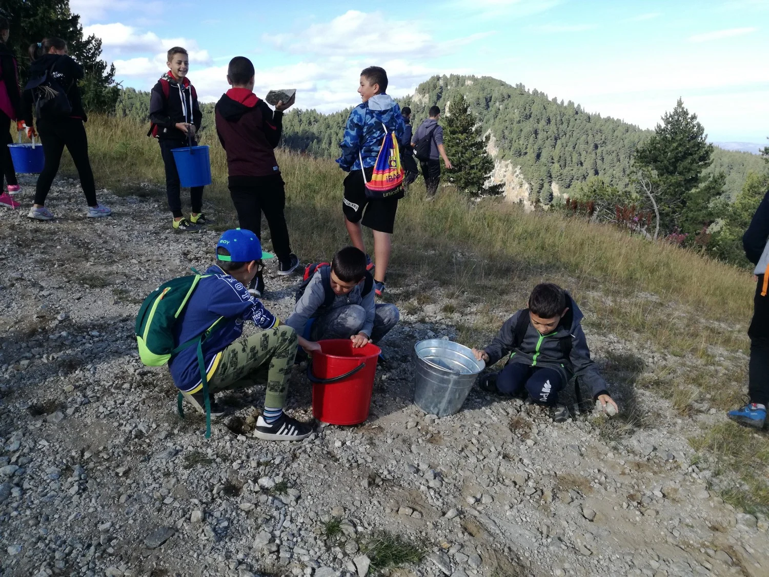 Деца почистиха пистите в Боровец