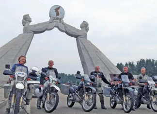 Новозеландски мотористи близо до Пхенян, Северна Корея. © Gareth Morgan