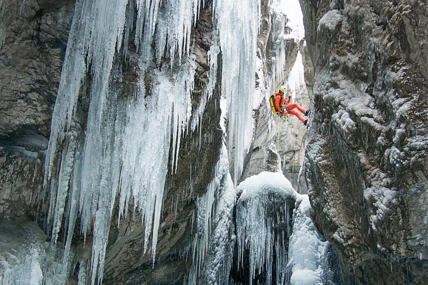 Зимен каньонинг