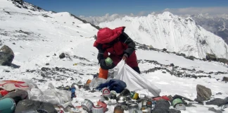 Кампания за почистване в района на Еверест