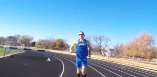 Аарон Йодър, който бяга назад Aaron Yoder