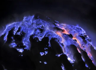 Вулканът, който изригва в синьо