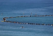 Стотици израелци караха сърф в знак на протест Израелци караха сърф в знак на протест