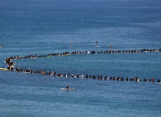 Израелци караха сърф в знак на протест