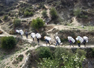 Над 30 тона отпадъци бяха свалени от Еверест 30 тона отпадъци бяха свалени от Еверест