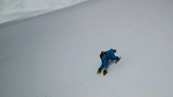 Дрон спаси алпинист