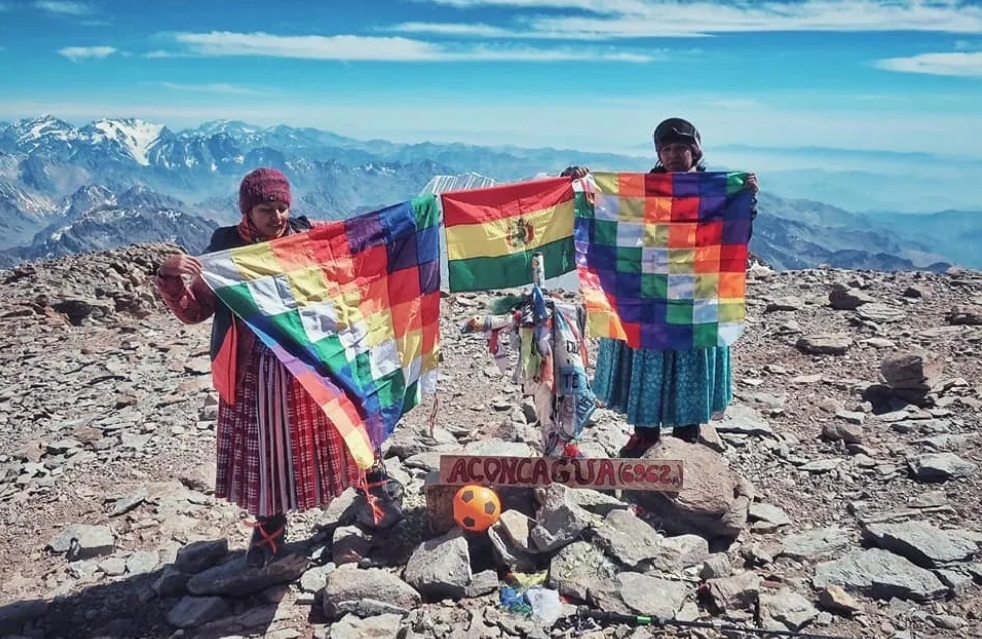 Боливийските жени Cholita Climbers на Аконкагуа 