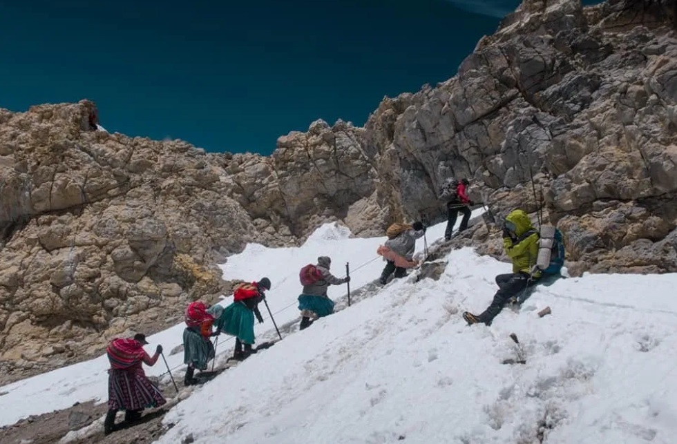 Боливийските жени Cholita Climbers по време на изкачването на Аконкагуа 