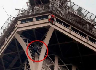 Мъж се изкачи на айфеловата кула