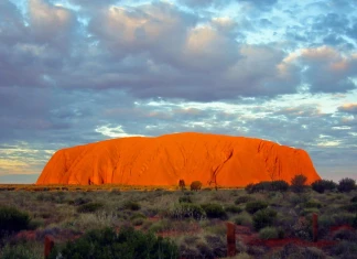 Забраняват достъпа до скалата Улуру от уважение към аборигените Улуру