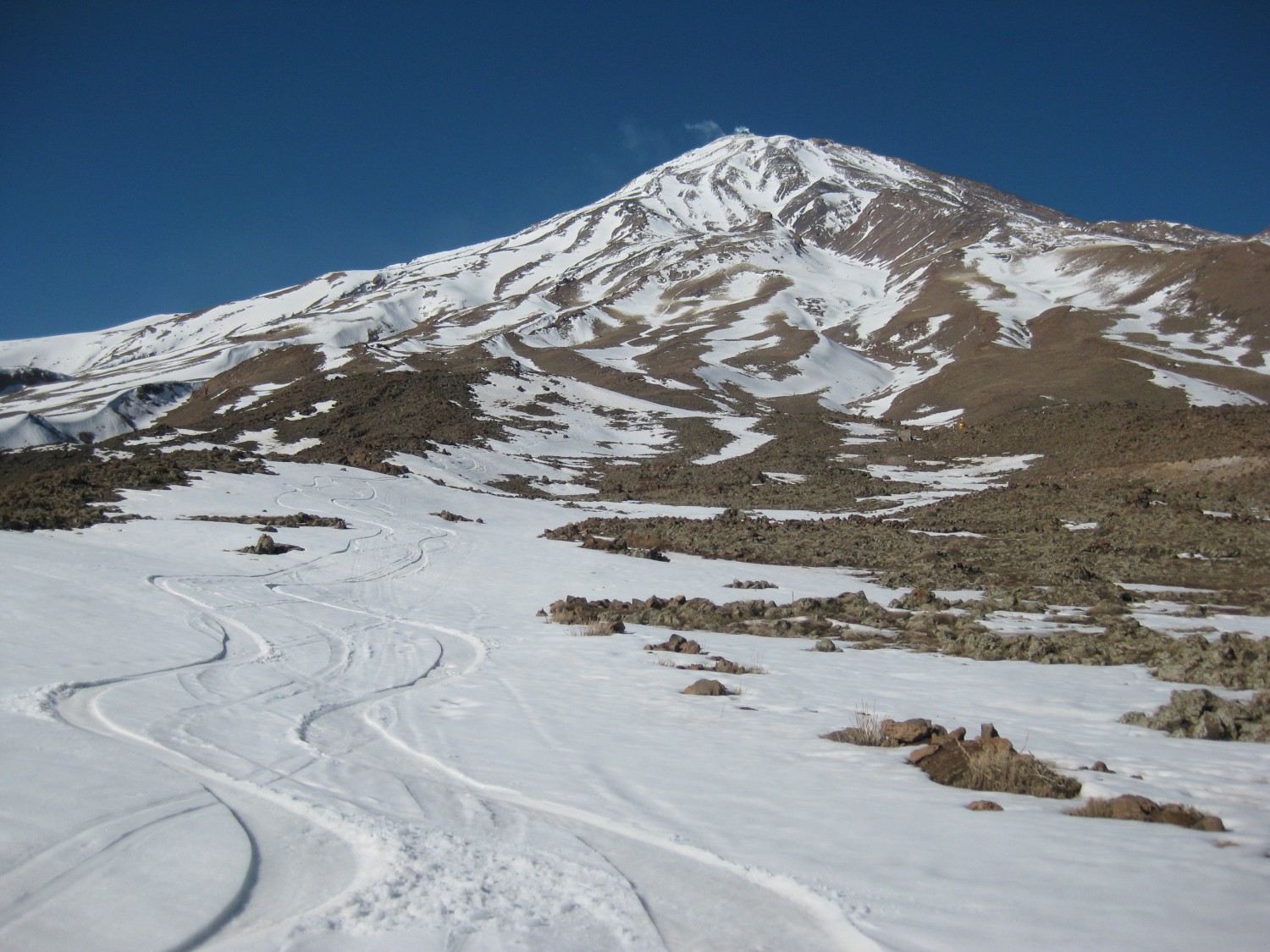 Page 34 – bottom photo_ Spuskaneto ot vr. Damavand 5671m. (1)