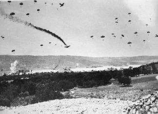 Екстремни куриози: Парашутистът, който свали изтребител с личния си пистолет