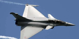 Неочакван адреналин: Възрастен мъж се катапултира по случайност при демо полет с изтребител