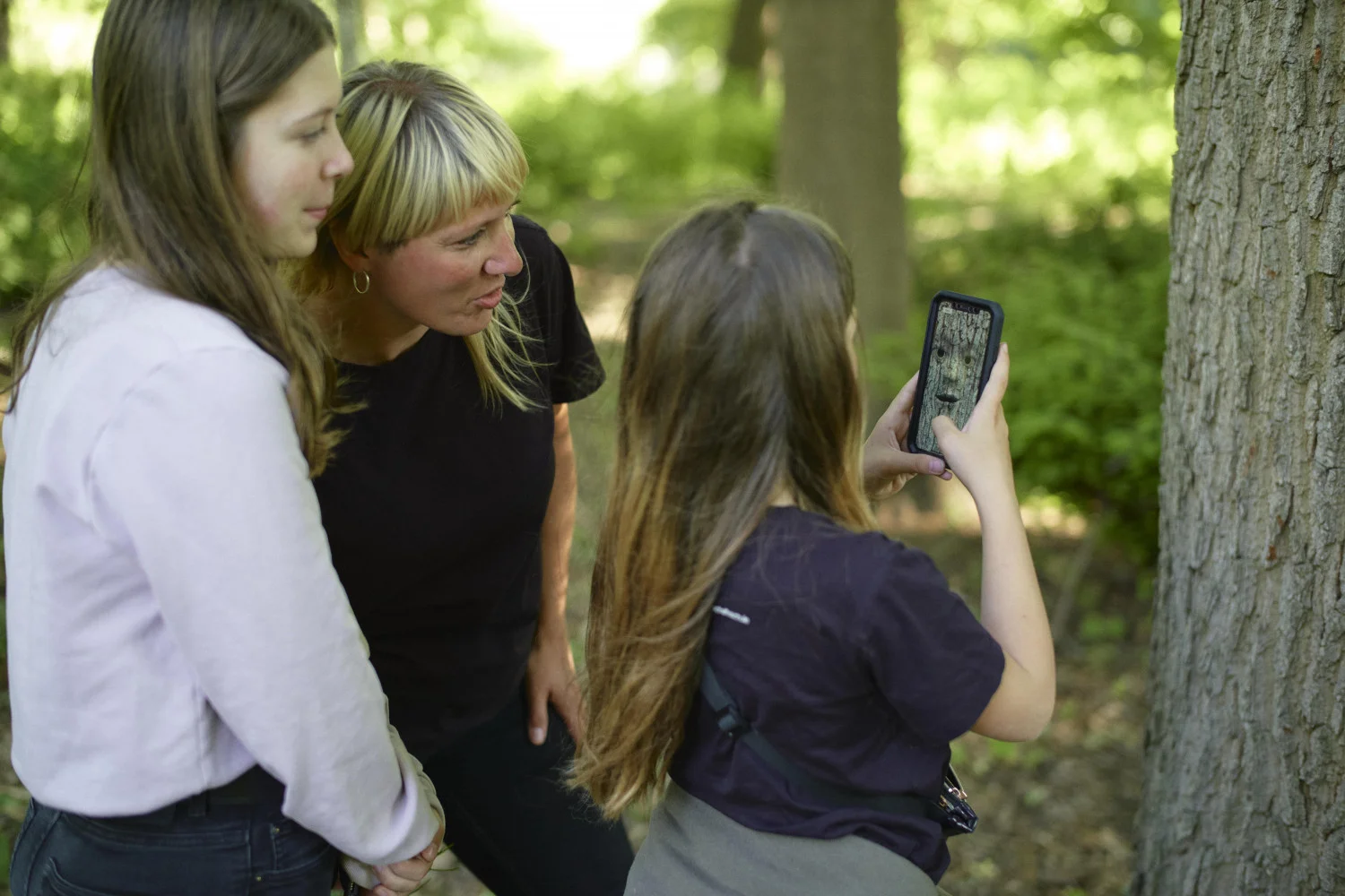 mother-and-daughters-using-earth-speakr-app-02