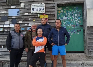 Доброволци подготвят зимния път към връх Ботев за предстоящата зима