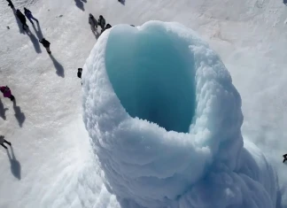 ВИДЕО: Леден „вулкан“ изригна насред казахстанските степи
