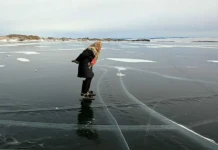 79-годишна жена кара кънки всеки ден по повърхността на езерото Байкал
