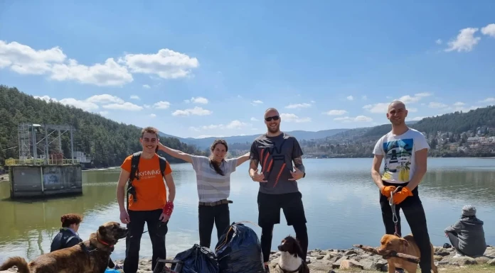 Добрият пример: Карим, Ерик и Иво, които изчистиха района на езерото Панчарево