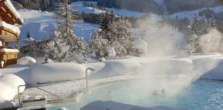 Топъл басейн в студен зимен ден