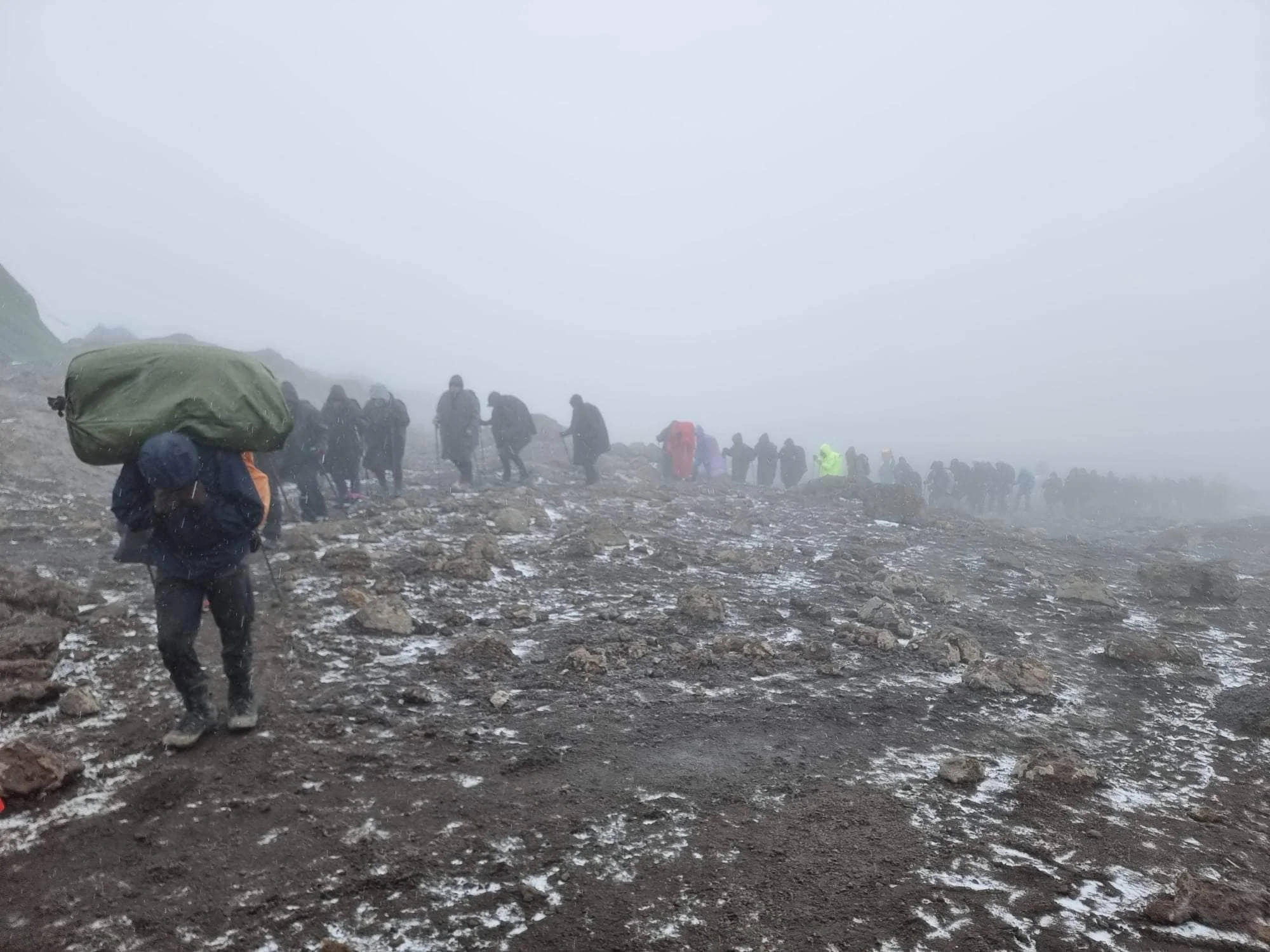 Българската, изкачила в. Ухуру
