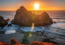 Светлинното шоу през Ключалката на плажа Пфайфър Плажът Пфайфър и Ключалката