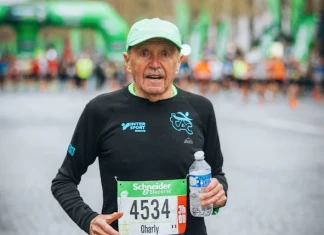 Шарлѝ Банкарел на маратона в Париж, 2023 г.